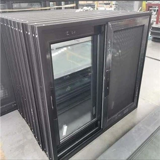 Fekete fém keretes ablakok