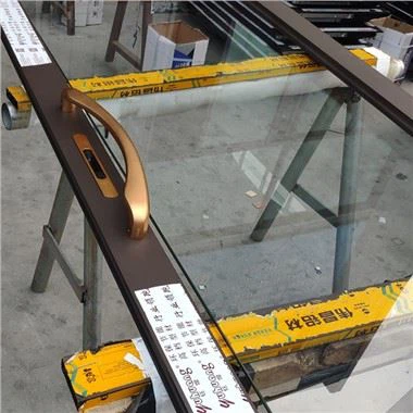 Sötétbarna alumínium ablakok