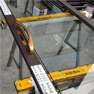 Sötétbarna alumínium ablakok