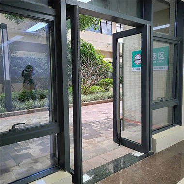 Forgó alumínium ajtók